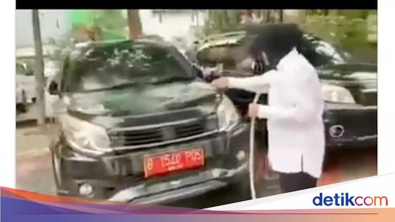 Heboh Mensos Risma Cuci Mobil Dinas yang Pajaknya Mati