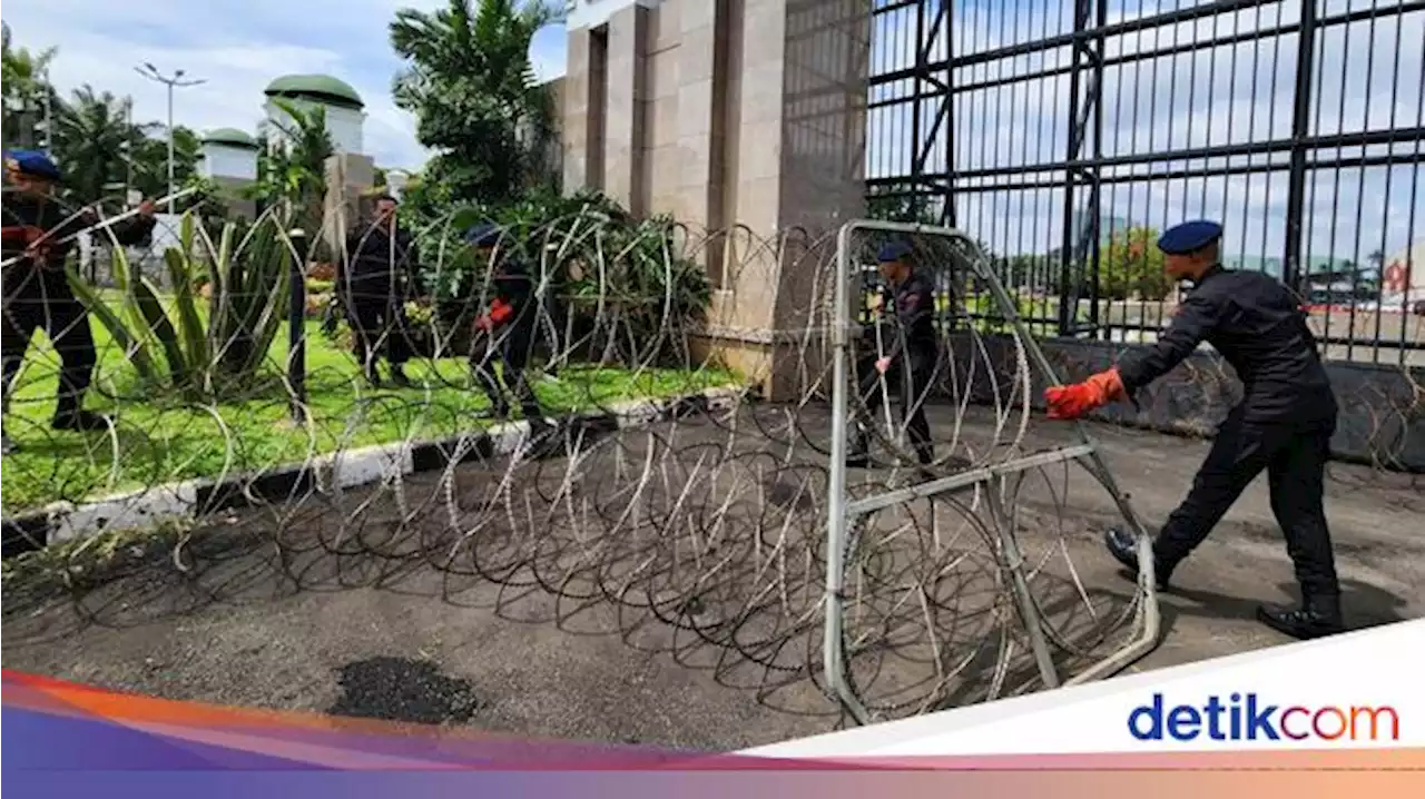 Pagar Kawat Berduri Dipasang Jelang Demo Perppu Ciptaker di DPR