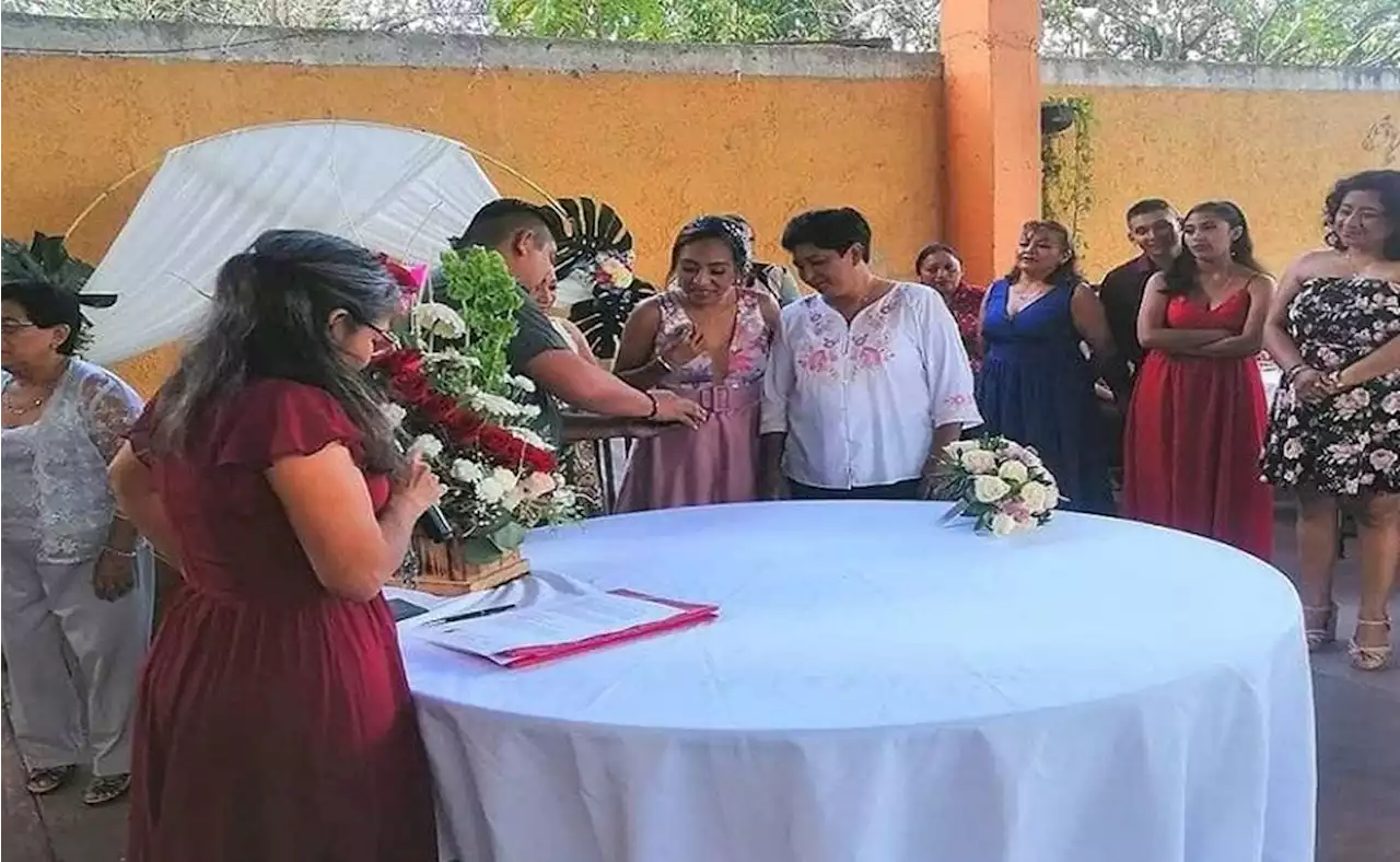 Celebran primer matrimonio igualitario en Ixil, Yucatán, tras 25 años juntas