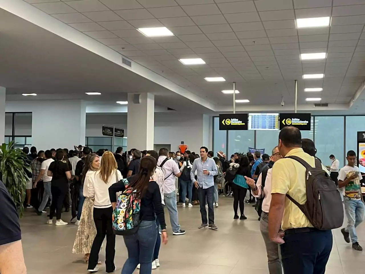 En Barranquilla, pasajeros protestan por cancelación de vuelos de Viva