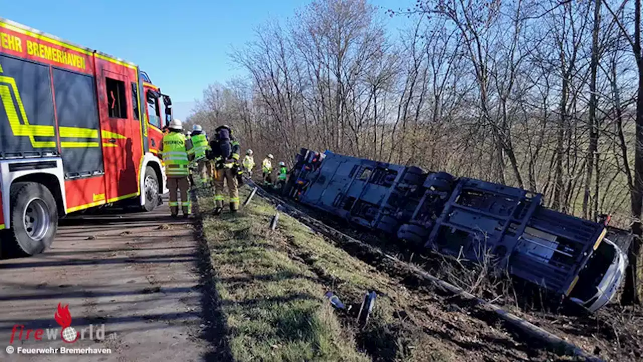 D: Autotransporter bei Bremerhaven von Autobahn gestürzt