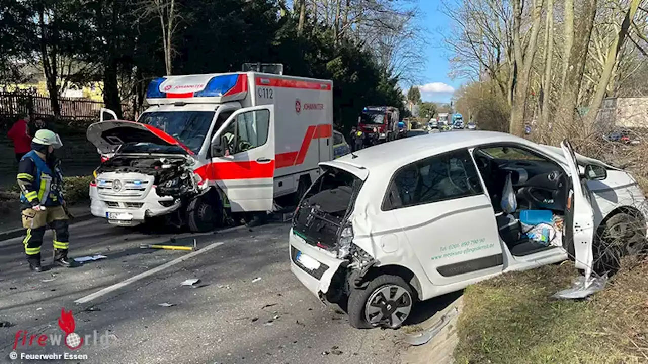 D: Rettungswagen kollidiert auf Einsatzfahrt in Essen mit einem Pkw