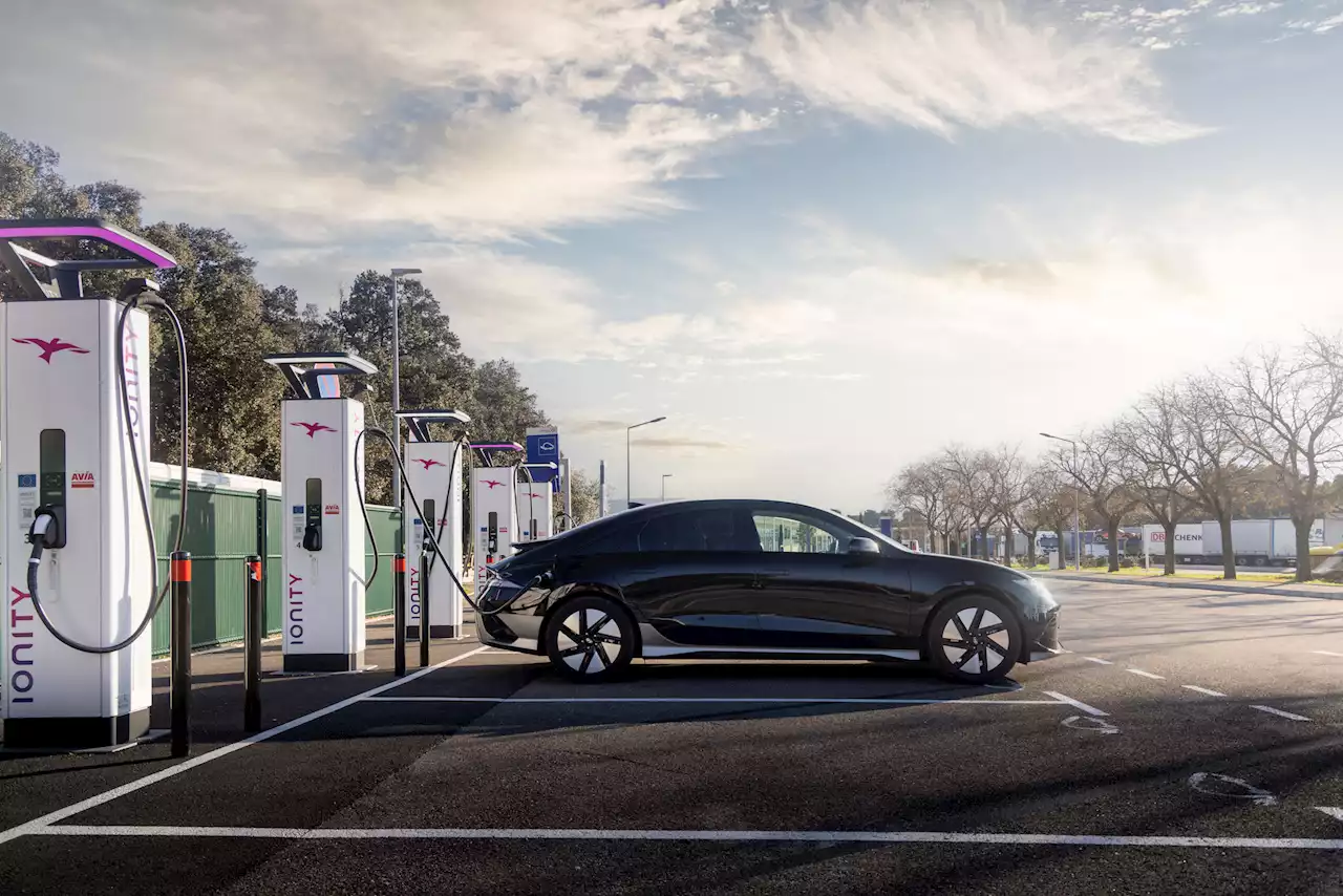 Recharger sa voiture électrique va devenir encore plus simple grâce au plus grand concurrent de Tesla