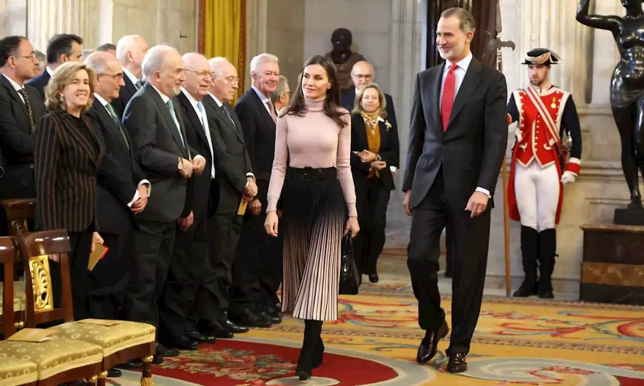 Doña Letizia recupera su falda plisada con efecto visual que estrenó en 2020