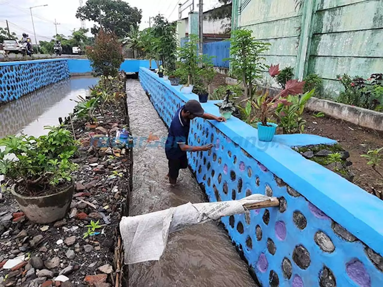 Bersihkan Saluran Irigasi, Budi Daya Ikan di Keramba