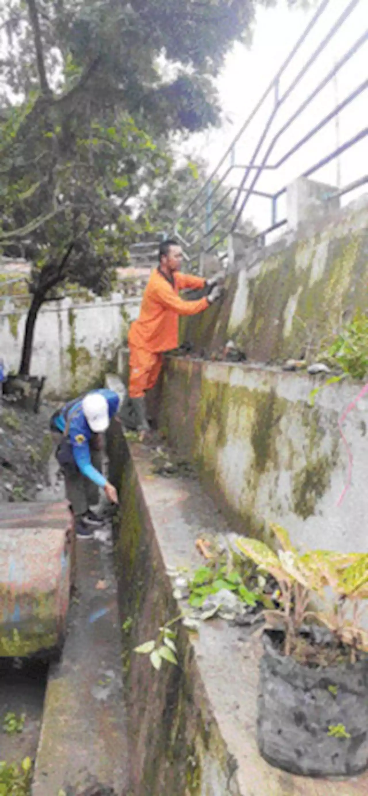 Drainase Kumuh Ibuah Barat Dibersihkan, Jalan Lingkar Utara Ditambal Sementara