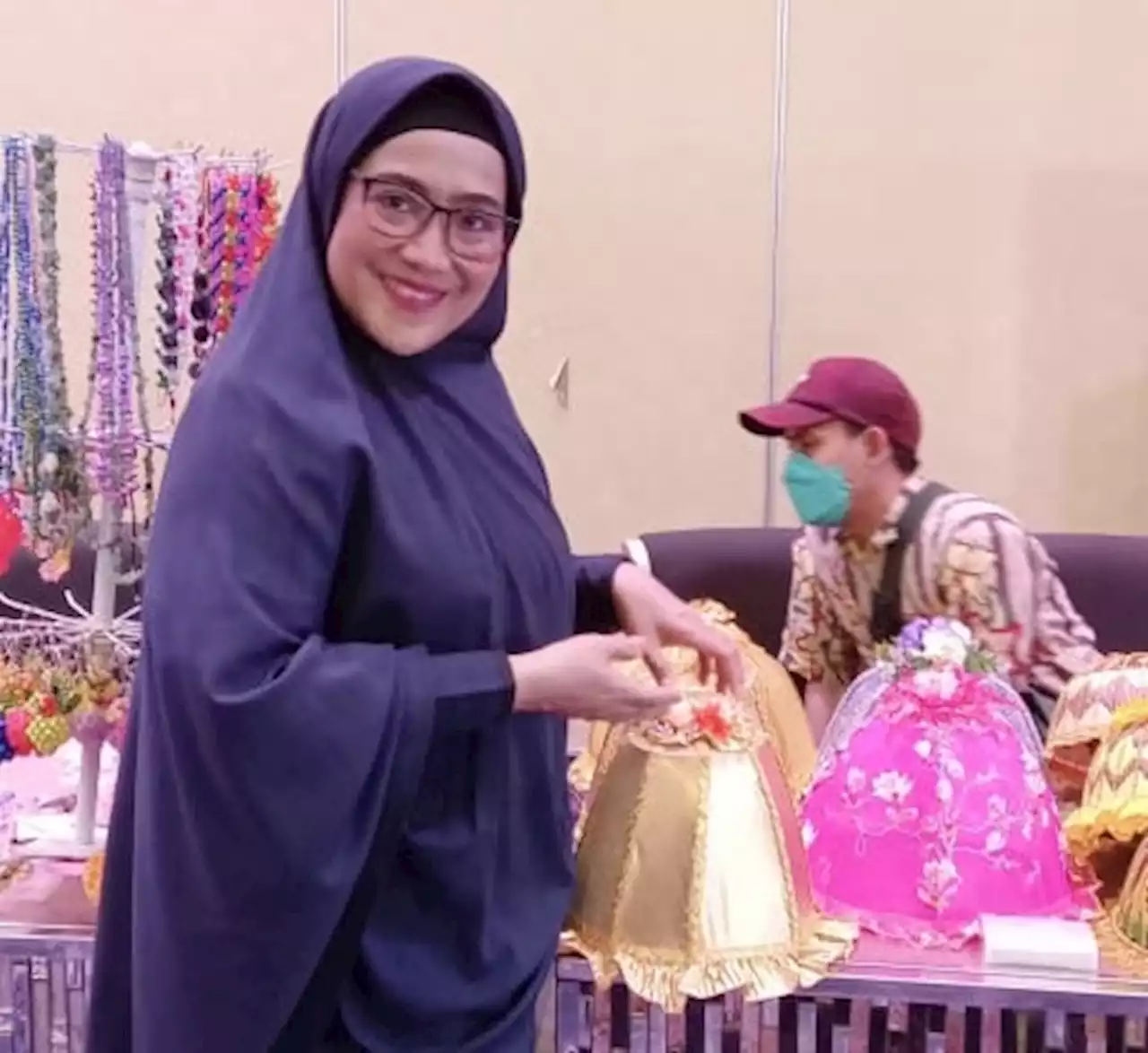 Rajin Ikut Pelatihan, Lies Herawati Bisa Bangun Usaha Kerajinan Bosara di Makassar