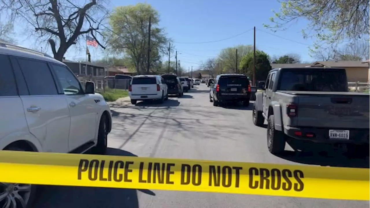 BCSO, SAPD swarm West Side neighborhood following vehicle, foot chase