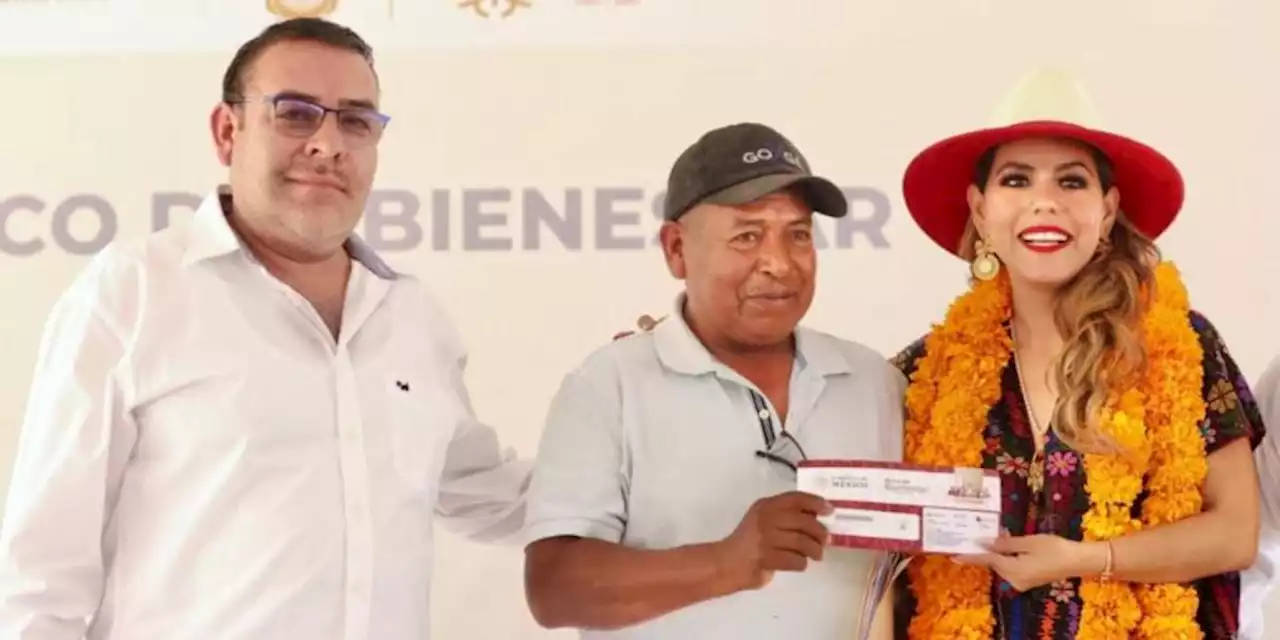 Evelyn Salgado entrega tarjetas del programa Producción para el Bienestar 2023 en Chilapa