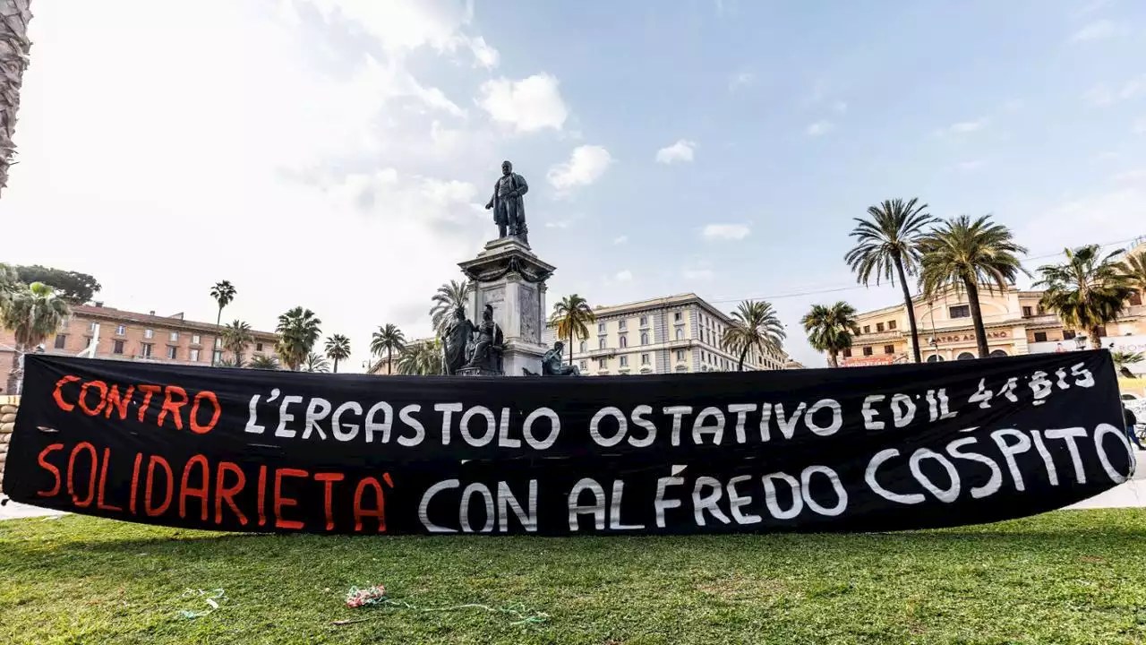 Cospito, gli anarchici pronti a scendere in strada: allerta per il maxi-corteo a Torino