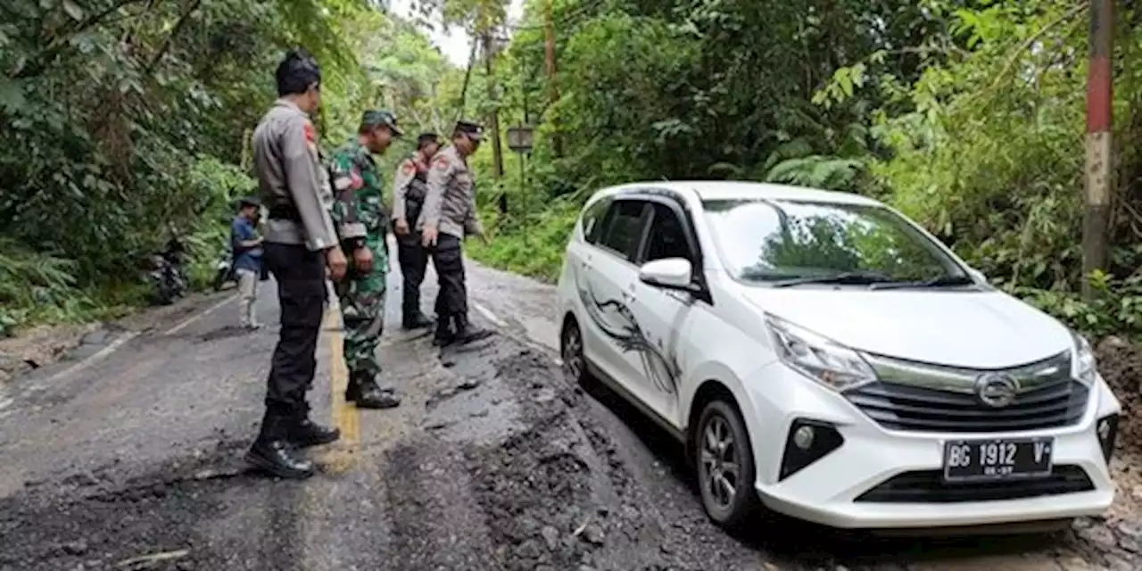 Fenomena Alam Terjadi di Lampung Barat, Tanah Terangkat Sepanjang 10 Meter | merdeka.com