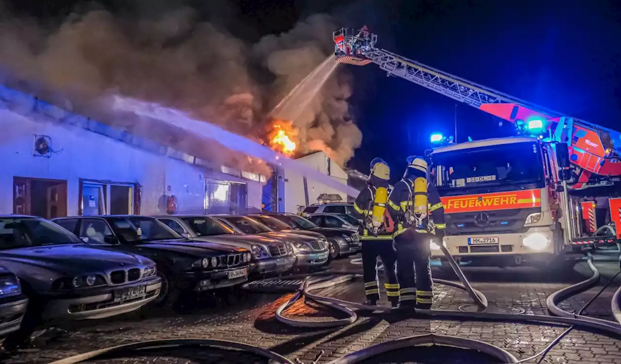 Autos zerstört: Großbrand auf der Veddel hält Feuerwehr in Atem