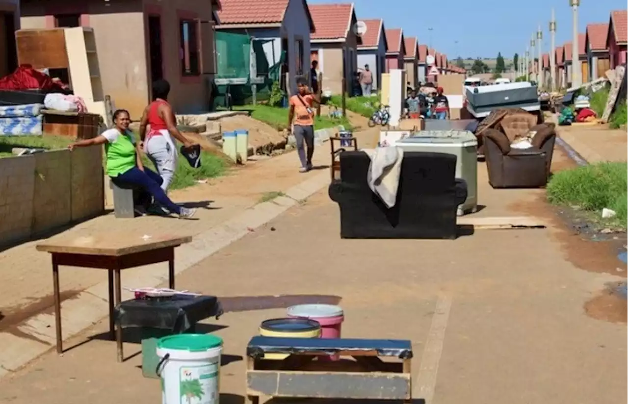 Rubber bullets fired as over 2 000 people evicted from Nigel housing scheme | News24