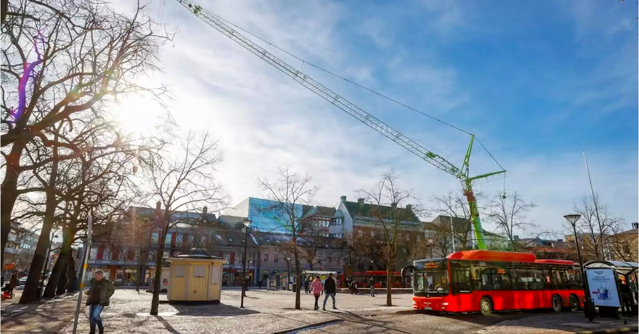 Därför står jättekranen på Stora torget – lyfter på natten