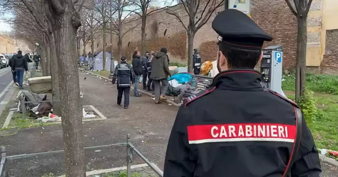 A Roma lo sgombero di un'area di senza tetto vicino alla stazione Termini