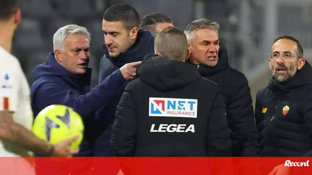 Mourinho expulso no Cremonese-Roma: as imagens da fúria do treinador português