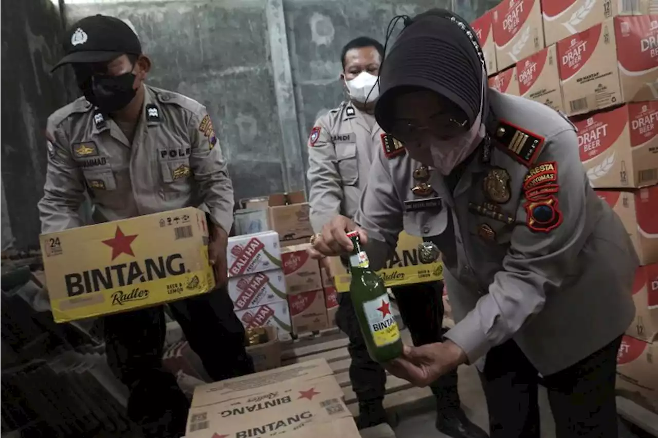 Grebeg Sebuah Gudang, Polisi Sita Ribuan Botol Miras |Republika Online