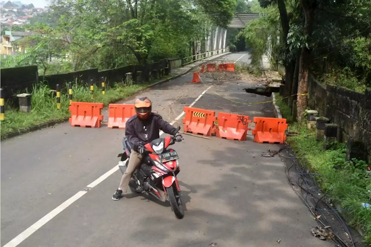 Jembatan Cikereteg Kembali Longsor, Akses Jalan Bogor-Sukabumi Dialihkan |Republika Online