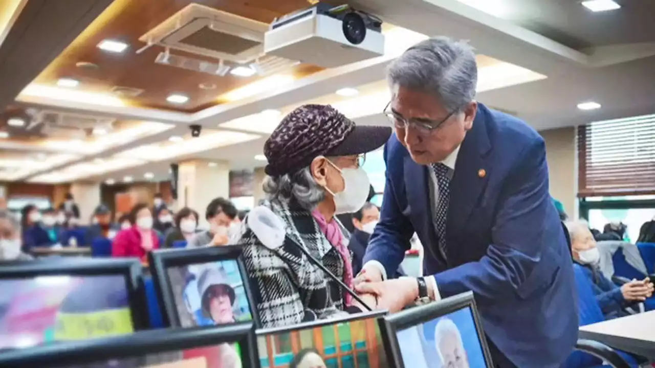 강제동원 피해자 유족 만난 외교장관…한일 비공개 협의