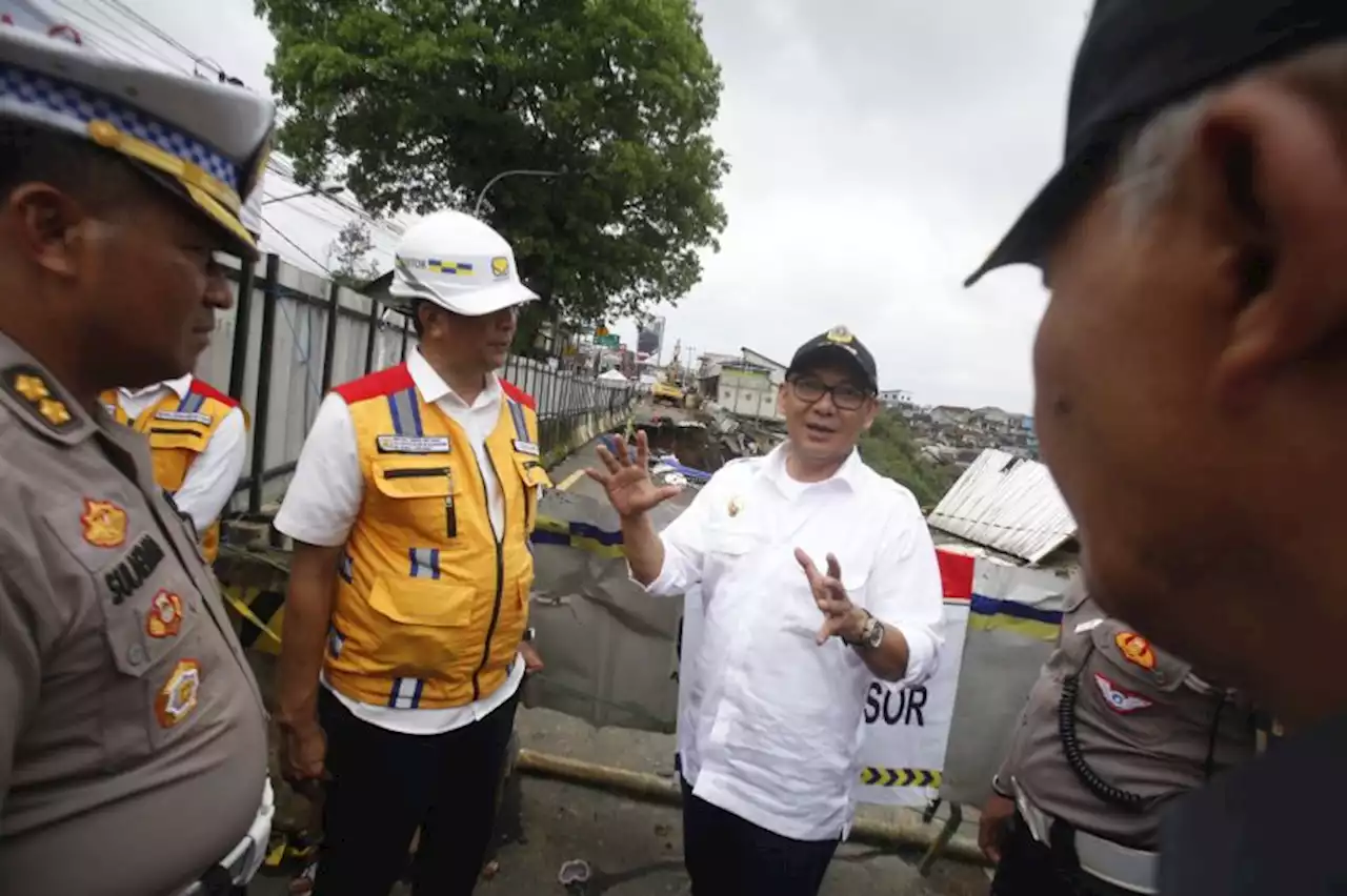 Jembatan Cikereteg Longsor, Plt Bupati Bogor: Kita Tutup 2 Pekan