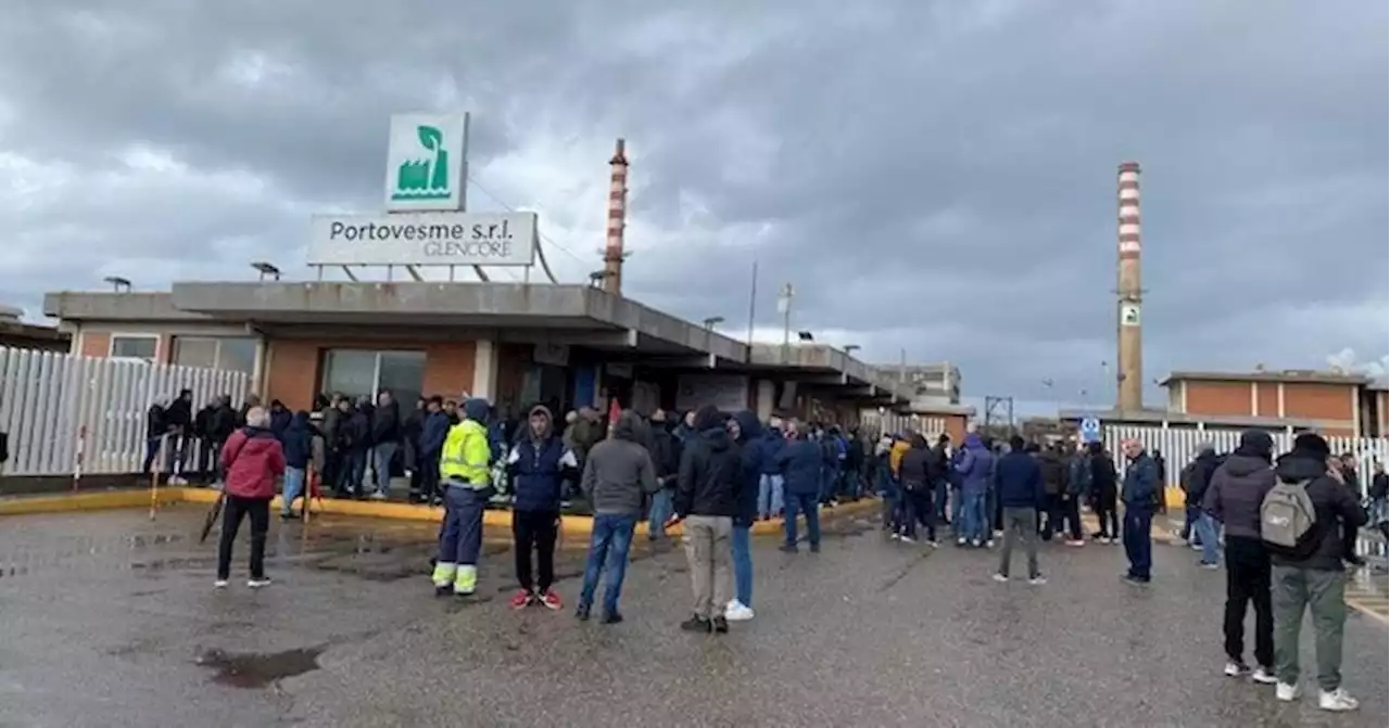 Operai protestano sulla ciminiera a 100 metri di altezza alla Glencore di Portovesme