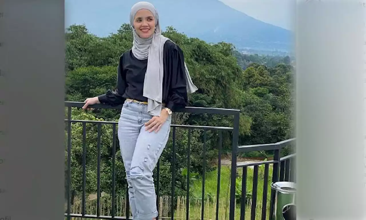 Gaya Fashion Istri Indra Bekti, Aldila Jelita yang Didominasi Ripped Jeans dan Pashmina