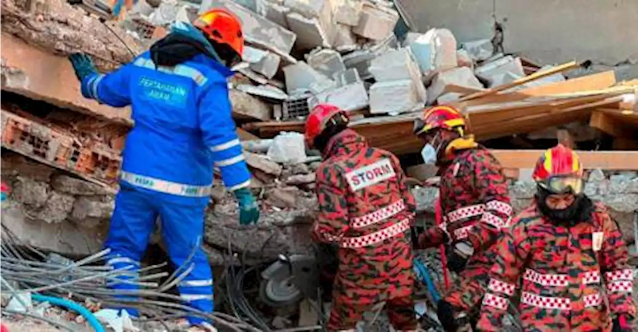 Turkiye SAR team member brought to tears over discovery of dead mother protecting her children