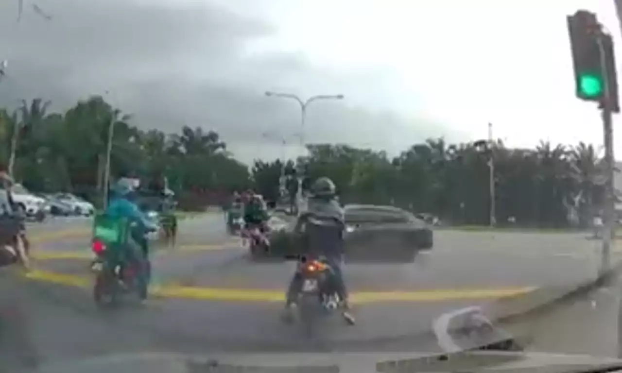 Patah jari dirempuh kereta langgar lampu isyarat