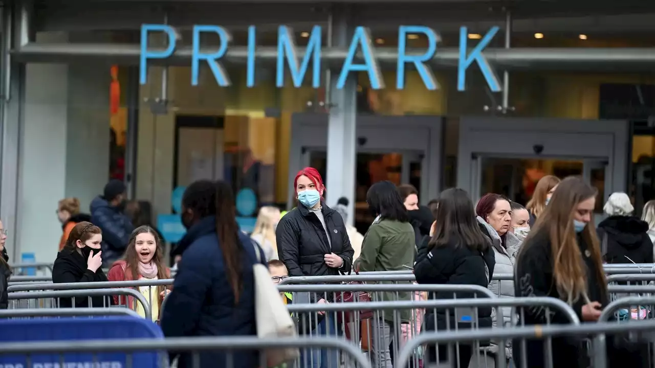 Inauguration de Primark à Brest : des messages contre la fast-fashion plein les poches