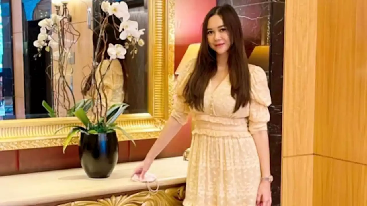 Pose Cantik Aura Kasih saat Galau, Warganet Geleng Kepala: Tak Bisa Berkata Apa-apa