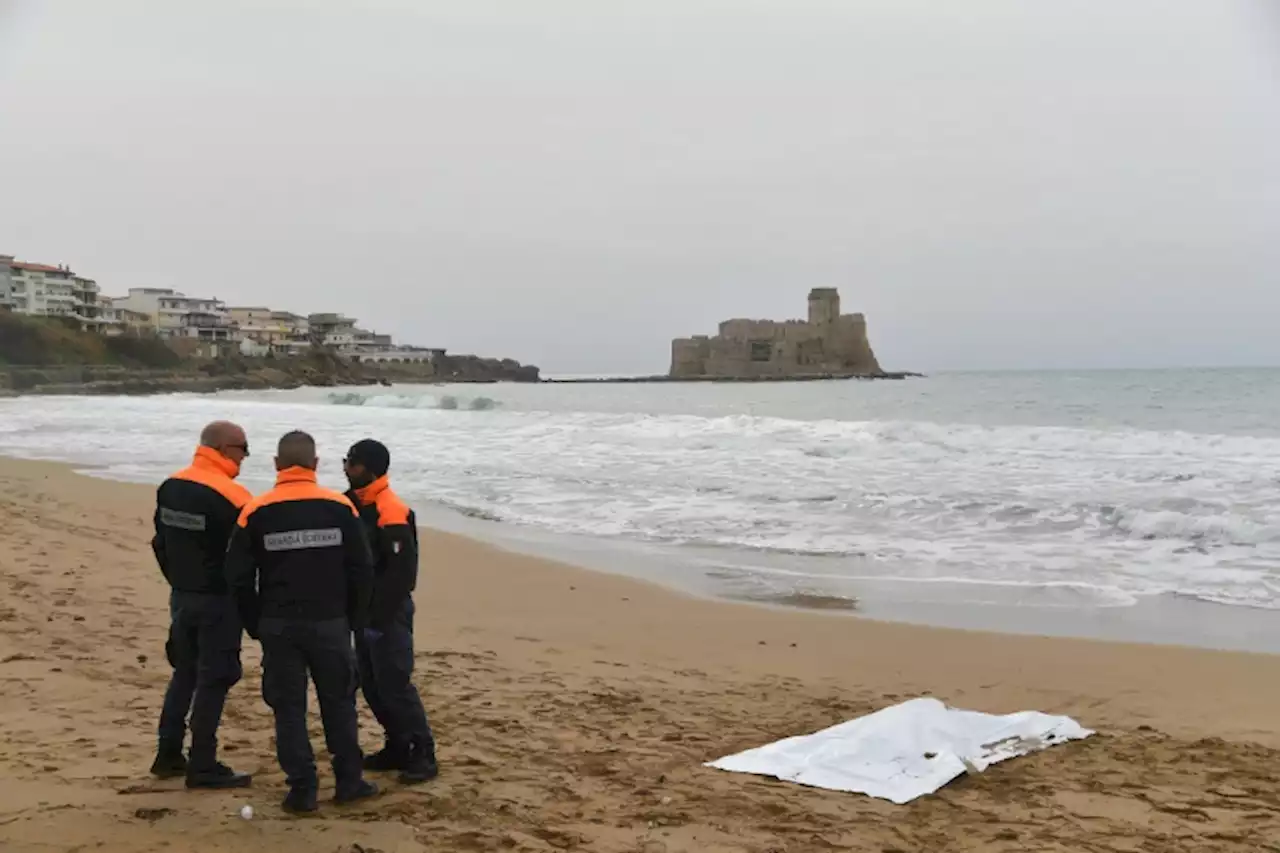 Beaches combed for bodies after deadly Italy shipwreck