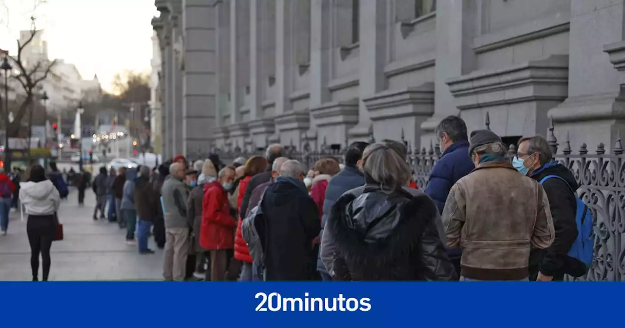 Así se vive en la cola del Banco de España la 'fiebre' por las letras del Tesoro: 'Es la única forma de sacarles interés si tienes ahorros'