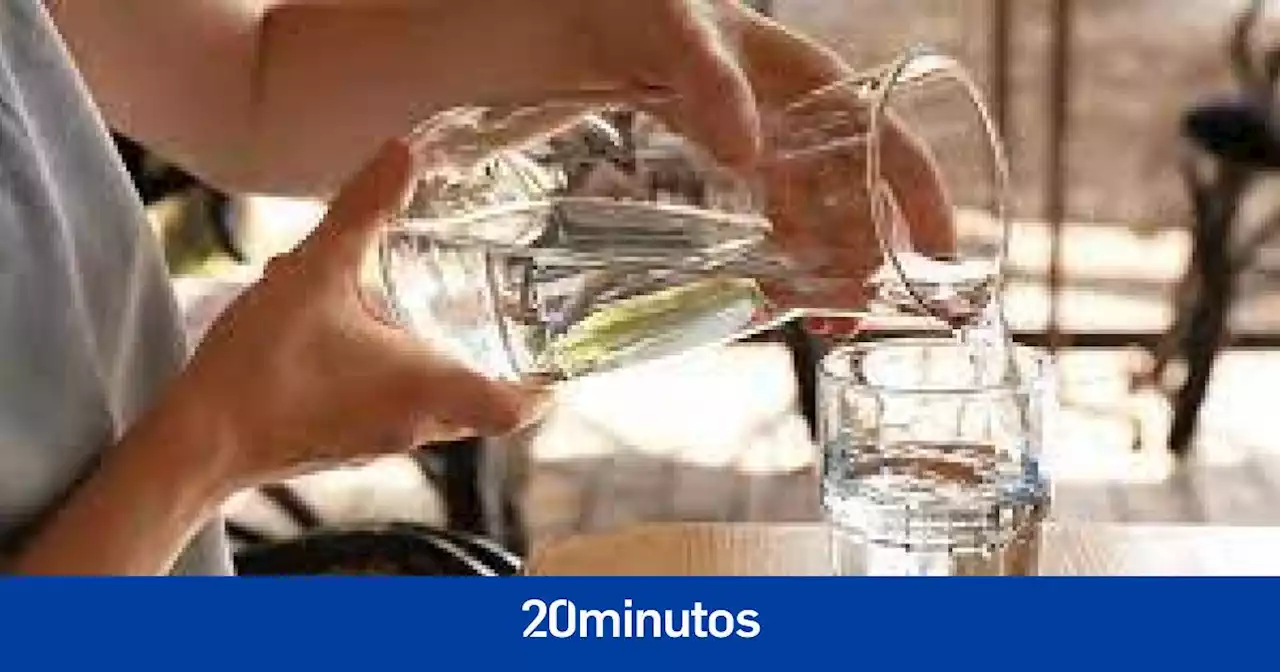 Denuncia a un restaurante por ofrecer agua del grifo 'gratis' pero cobrar por servirla