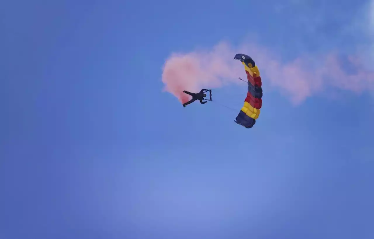 En plein échauffement du MHR, un parachutiste se pose sur la pelouse