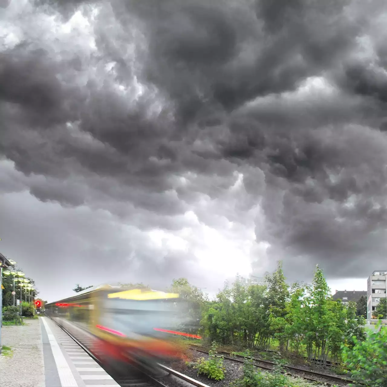 Wetterwarnung: Sturmböen fegen durch Berlin, Feuerwehr im Ausnahmezustand