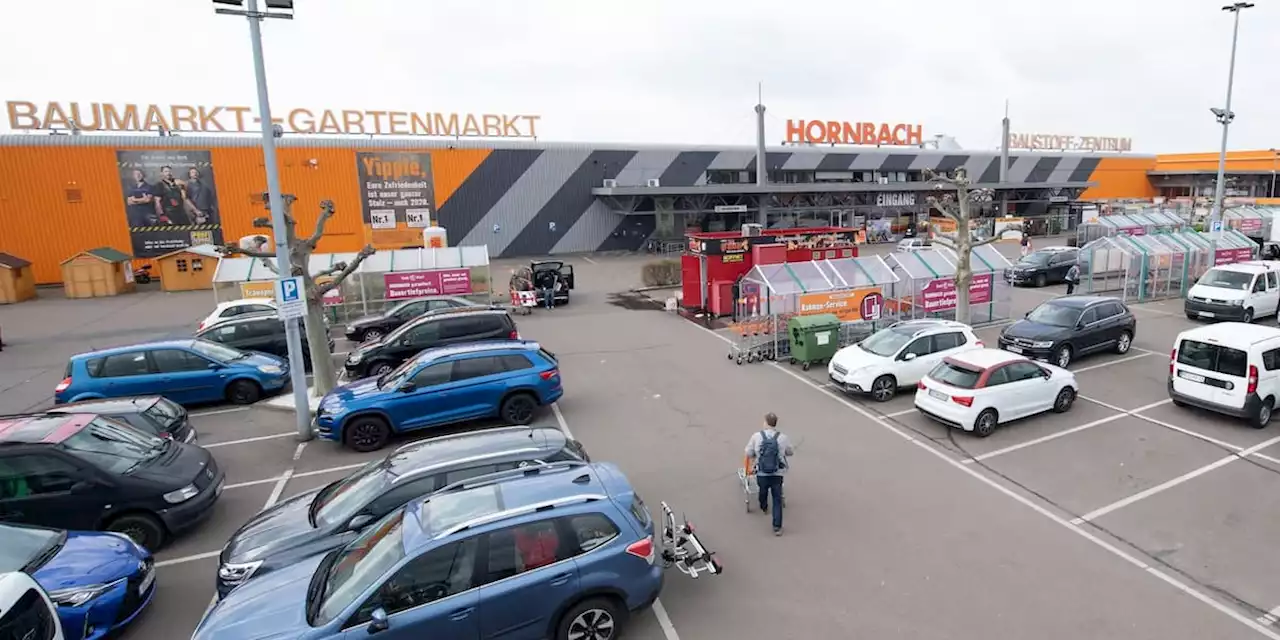 Baumarktleiter richtet „Storchenparkplatz“ ein, weil Geburtsklinik geschlossen wurde