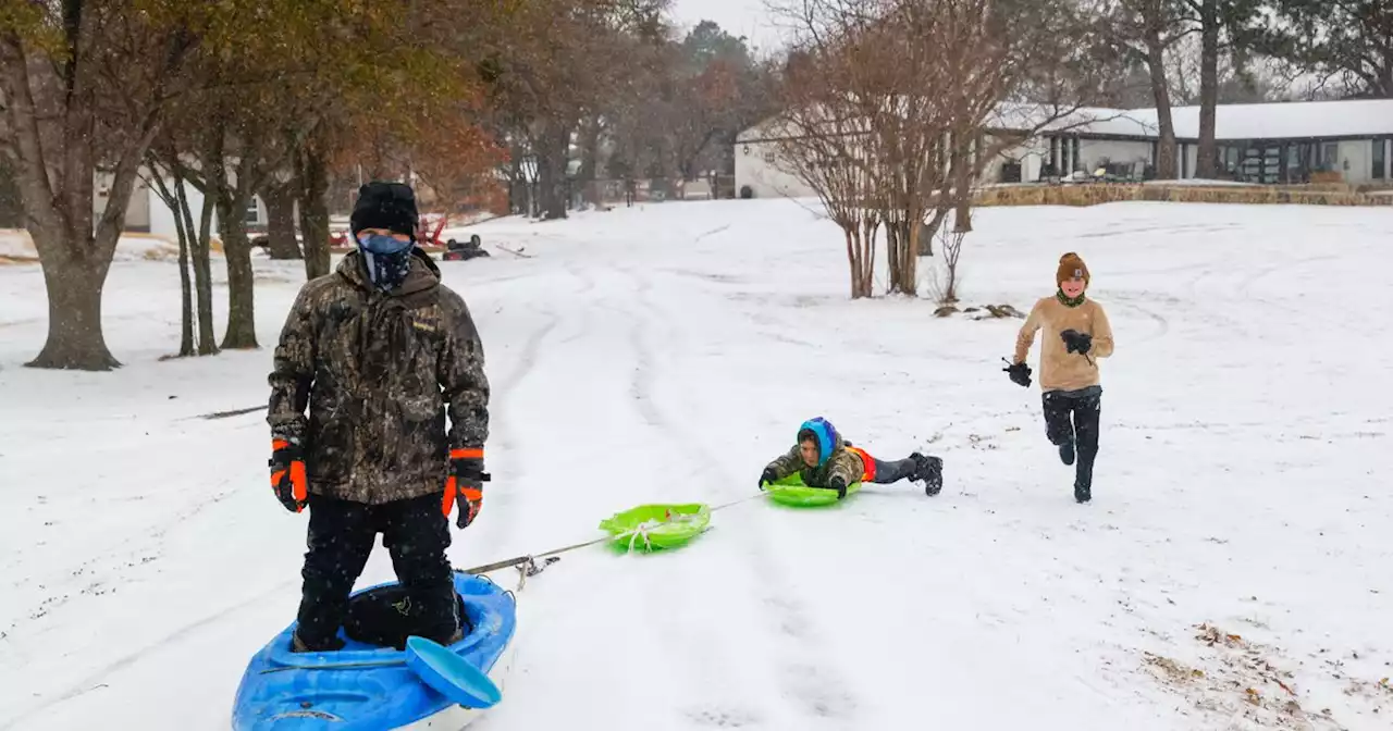 What North Texas schools and colleges are closed Friday because of the weather?