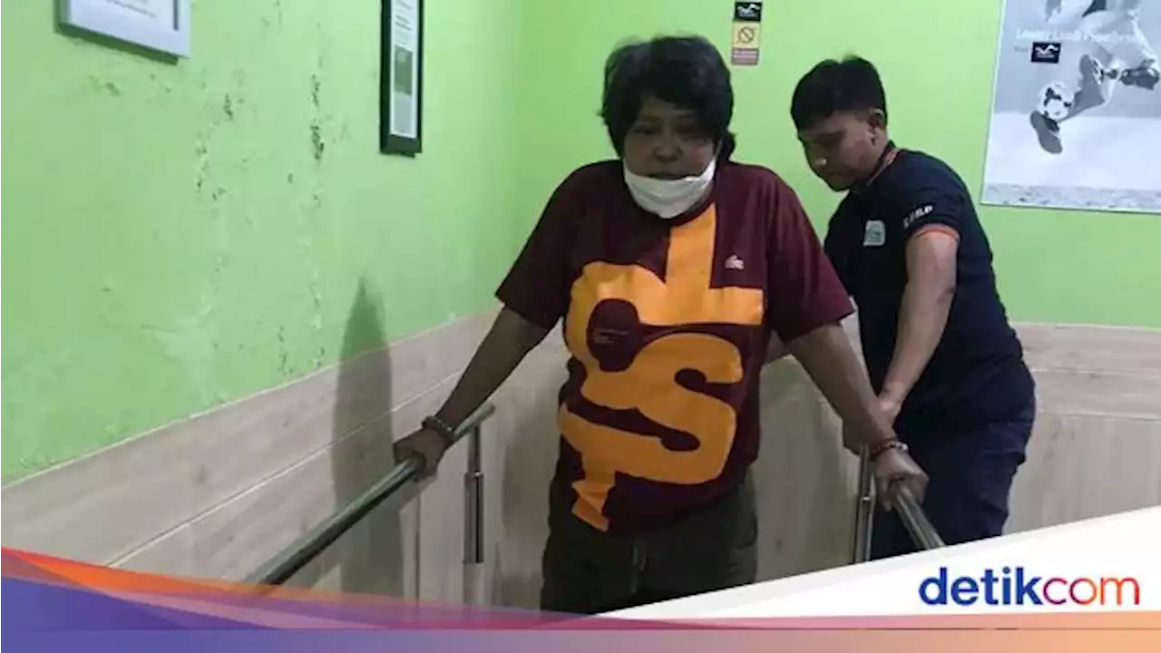 Suti Karno Bagikan Momen Pakai Kaki Palsu: Alhamdulillah Bisa Berdiri Lagi