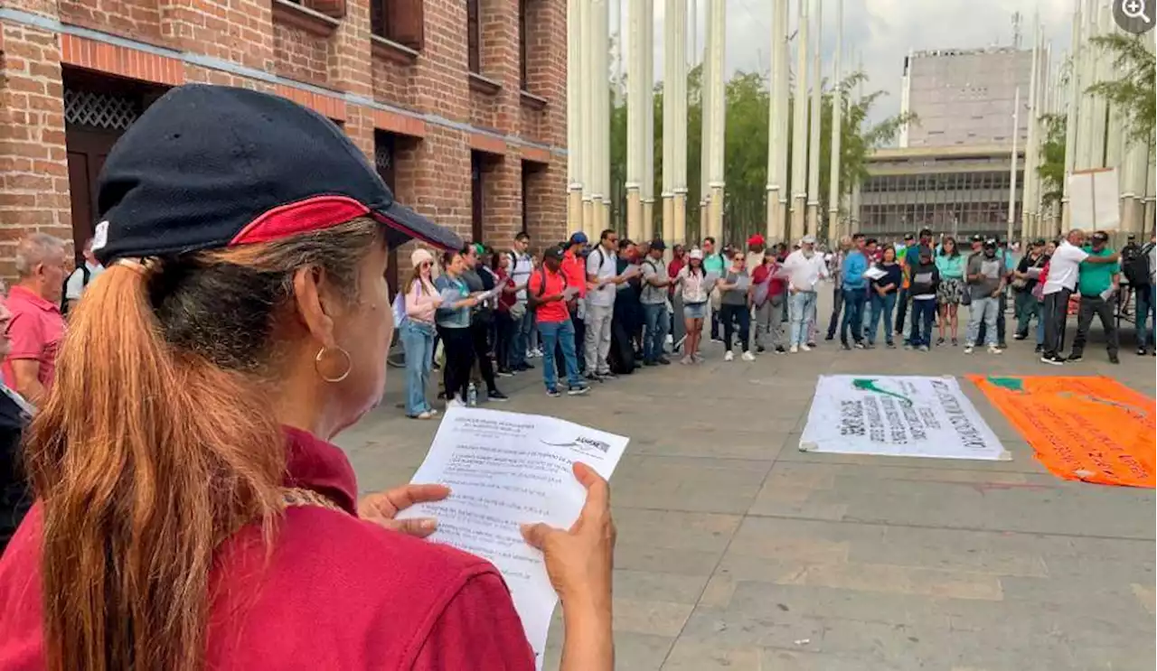 Unos 600 profesores de Medellín protestan frente a la Secretaría de Educación por incumplimientos