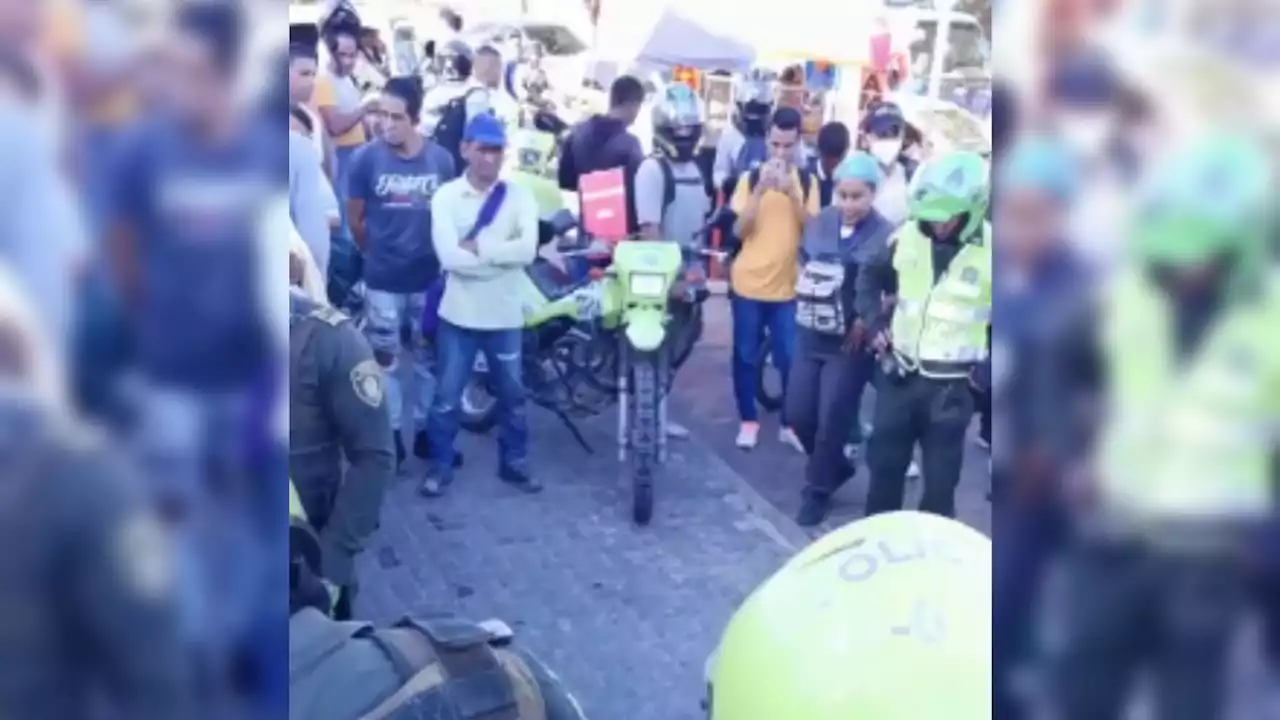 Un muerto y dos heridos a bala frente a centro comercial de Soledad