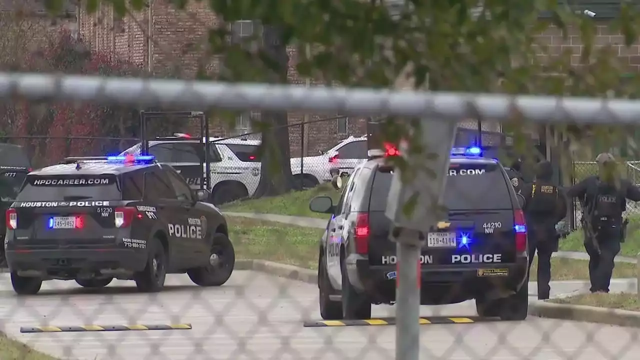 Houston ISD Wisdom High School students safe after nearby officer-involved shooting: police