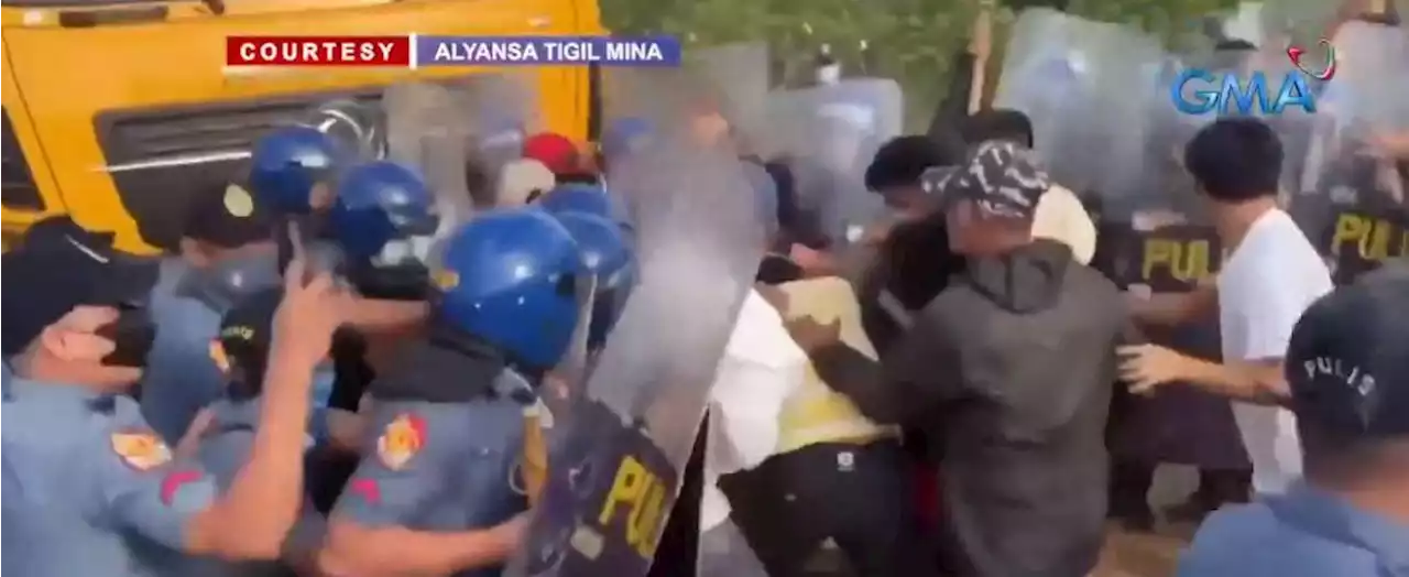 Police break through barricade of anti-mining protesters in Sibuyan Island