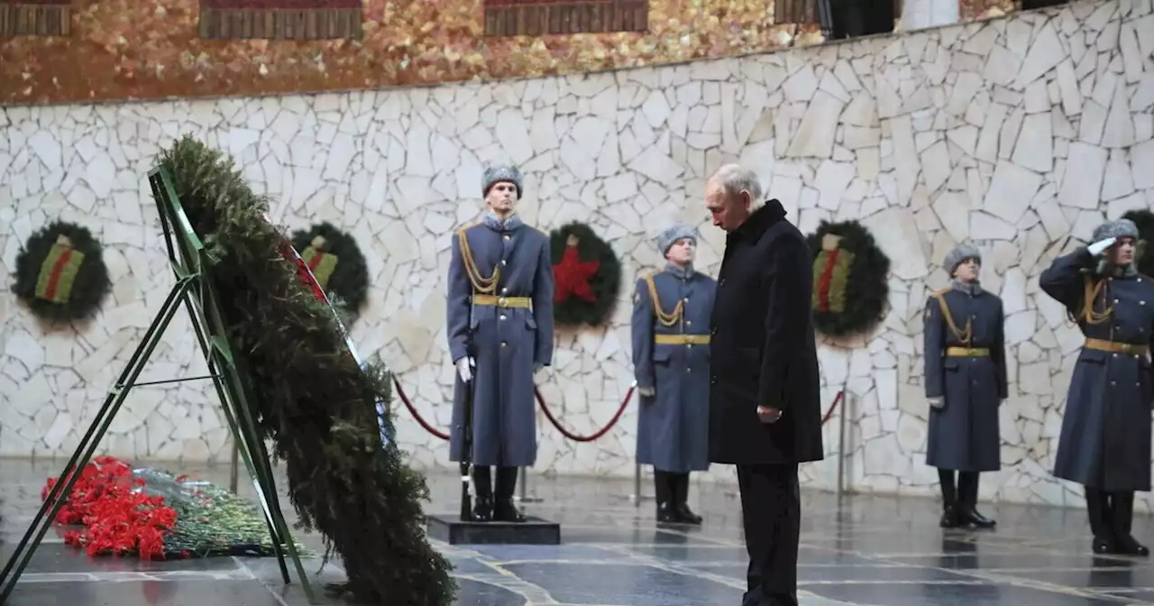 La giornata di Putin nel teatro Stalingrado