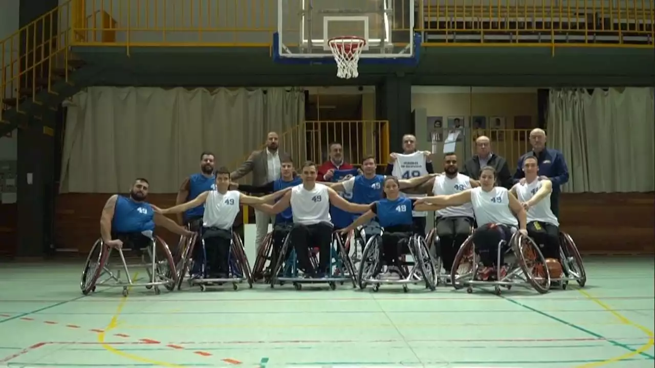 Pedro Sánchez, un jugador más durante un encuentro de baloncesto en silla de ruedas