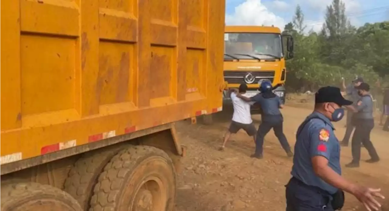 Two injured as police dispersed anti-mining human barricade in Sibuyan