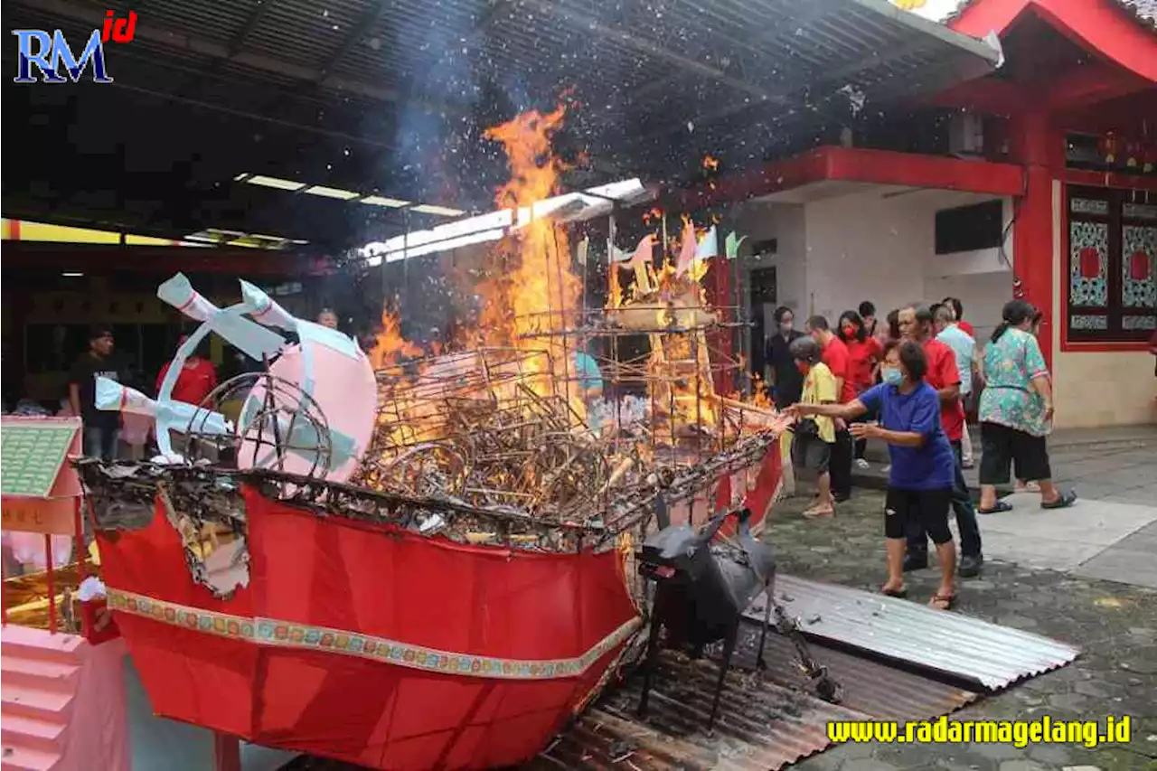 Ritual Ci Swak, Bakar Kapal dan Orang-Orangan