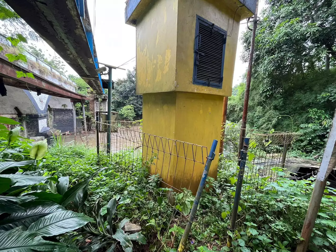 Warga Sekitar Gagalkan Aksi Pencurian Pagar Besi Pos Pantau Pintu Air Jembatan Panus Depok