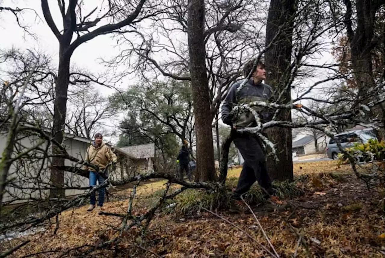 Chainsaws and dry socks: Austinites step up for neighbors during ice storm