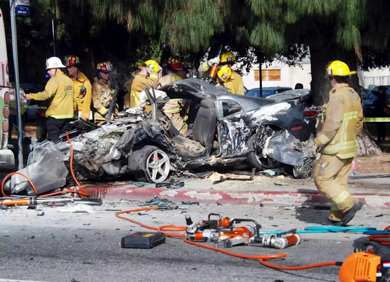 2 injured — 1 critically — in crash on Foothill Boulevard in Sunland