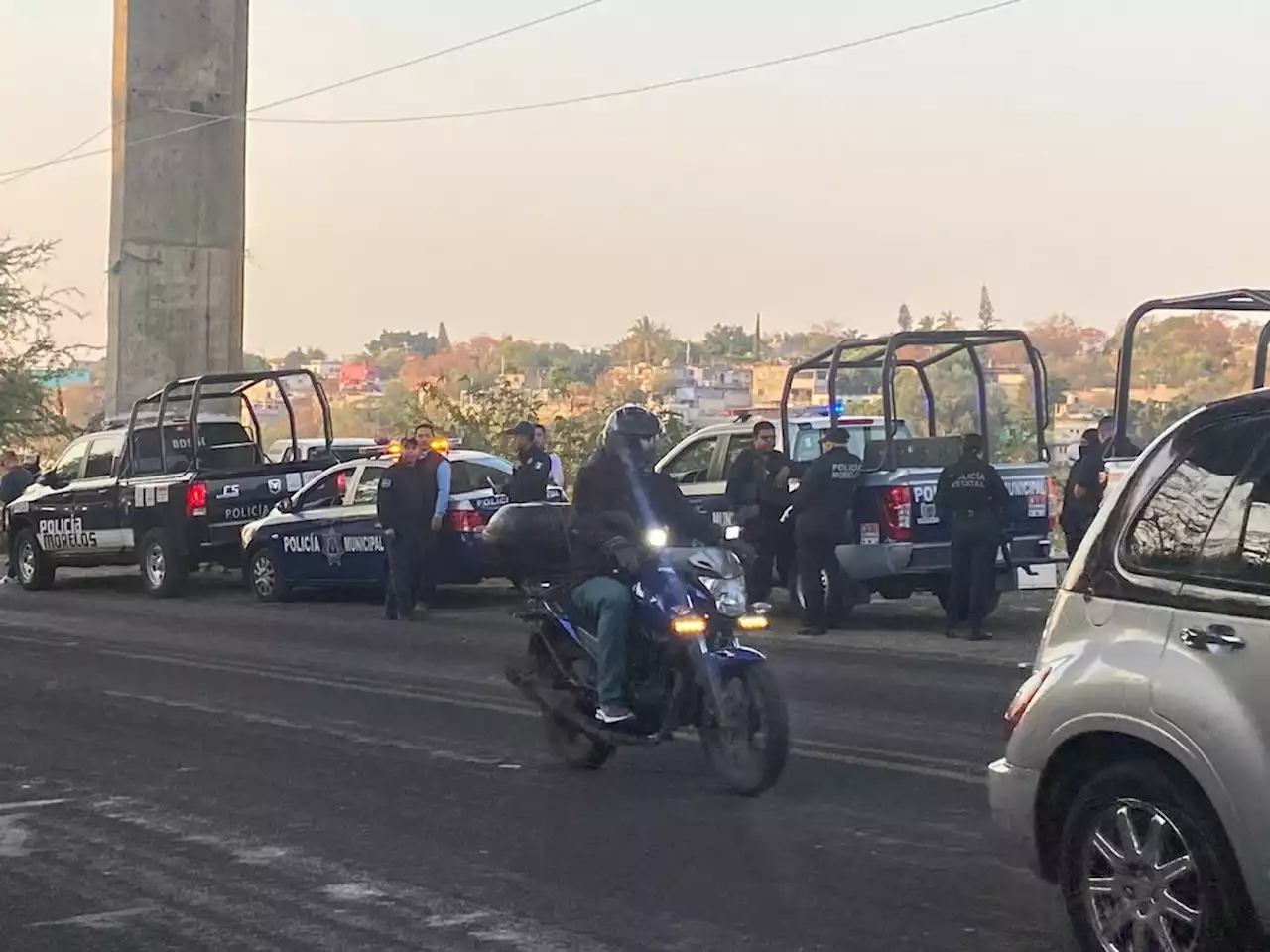 Dejan tres cuerpos bajo puente de autopista Cuernavaca-Acapulco